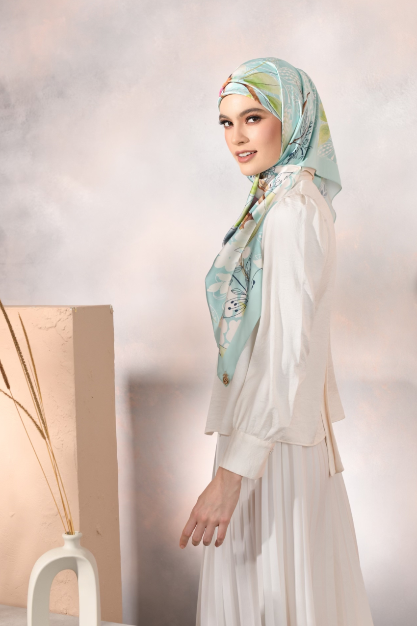 YES Garden Of Nusaybah Matte Satin Square In (Courage)