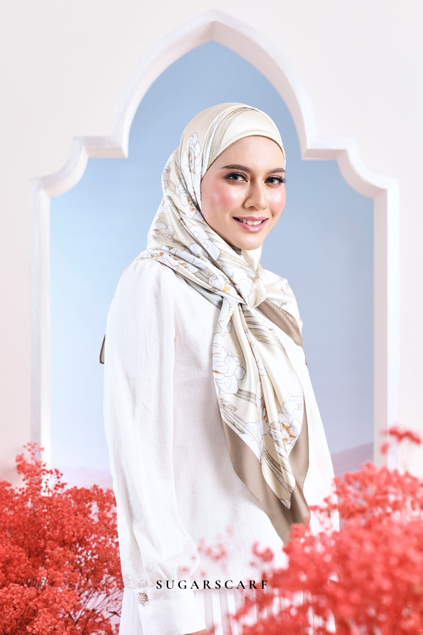 ( Square ) Garden of Hurrem Bloom Mixed Silk Satin Scarf ( YASMEEN )