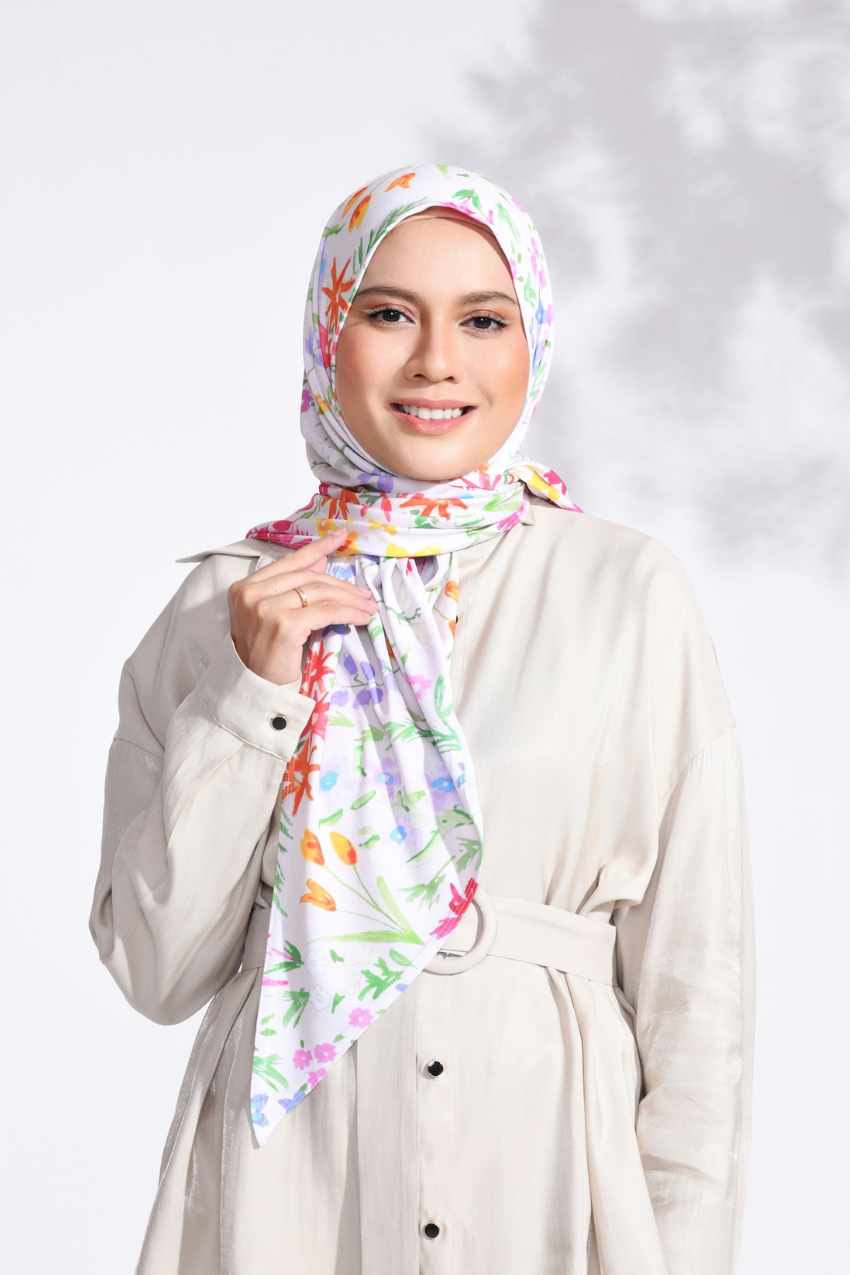 YES DEFECT - Petite Ditsy Floral in Claudia ( Semi Instant Hijab (Off White)