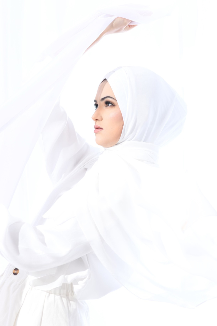 YES DEFECT - Madison Classic Lux Chiffon Semi Instant In Snow White ( Pure White )