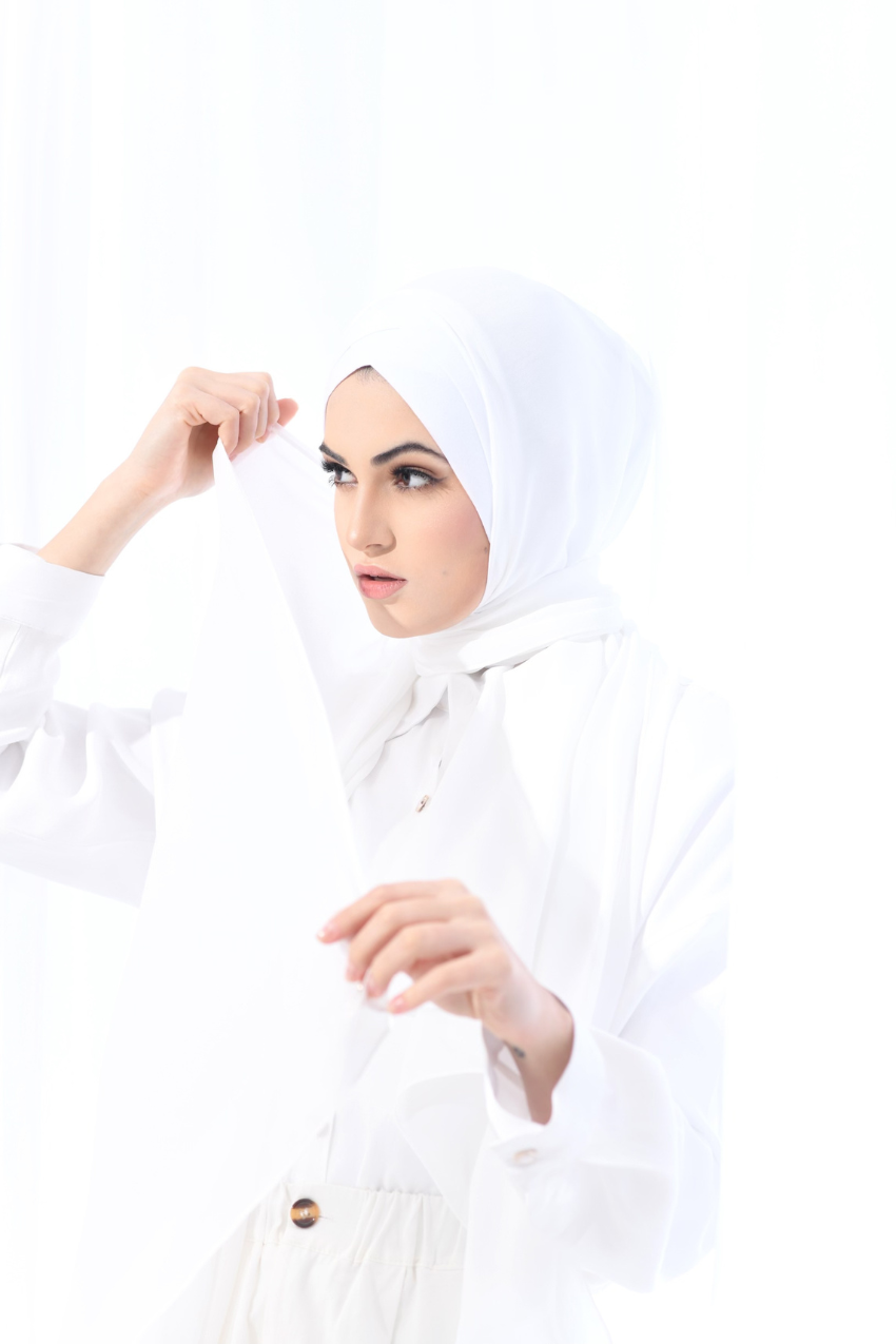 YES DEFECT - Madison Classic Lux Chiffon Semi Instant In Snow White ( Pure White )