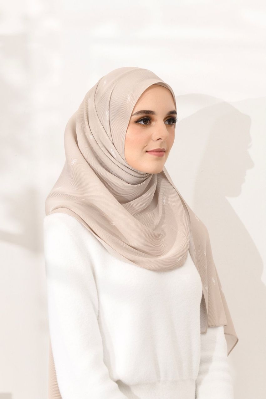 Sample - Monogram Wide Pleats Shawl (Creative Beige)