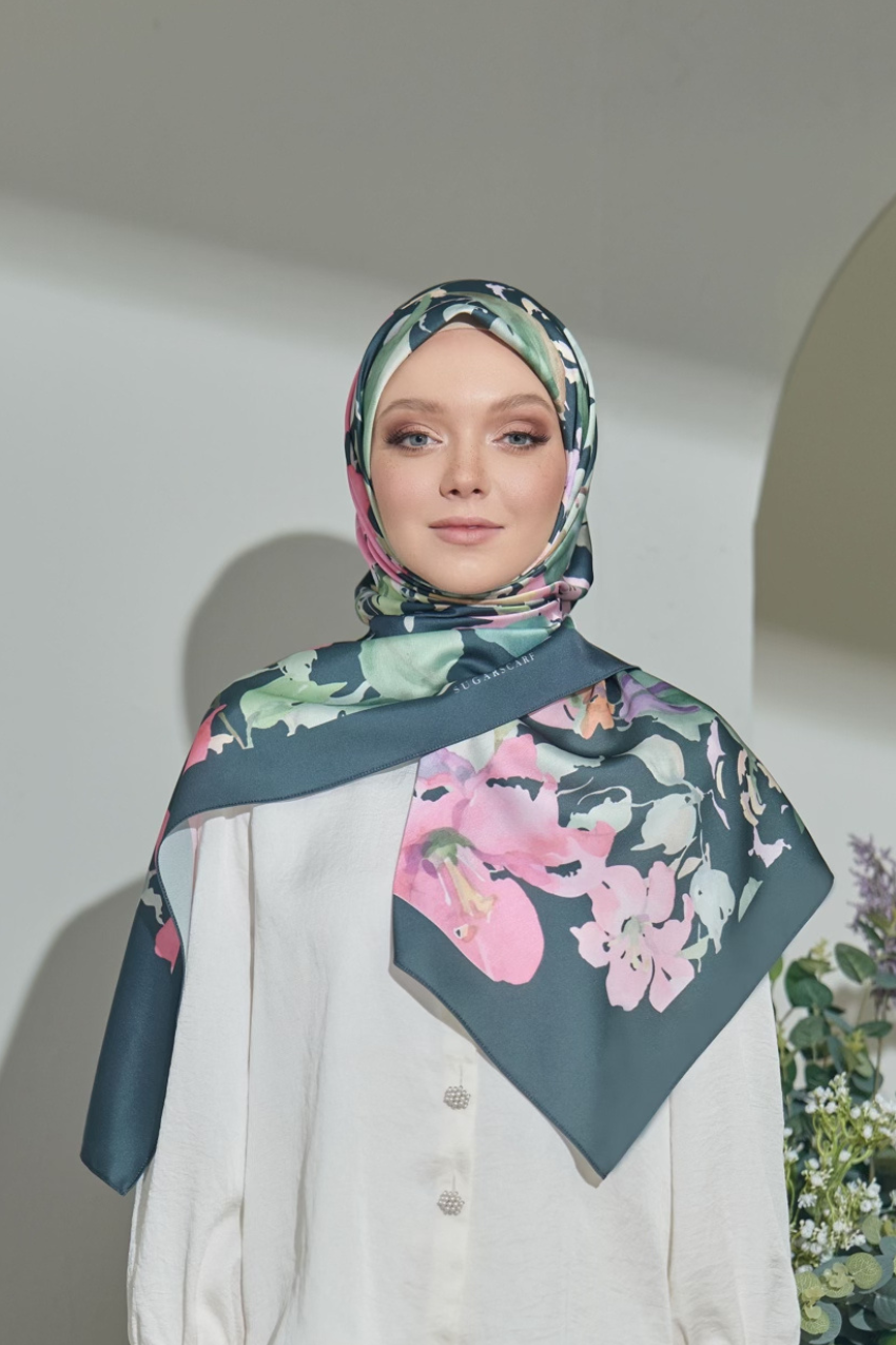YES ( Square ) Paint in Bloom Mixed Satin Silk Scarf ( GOSSIP )