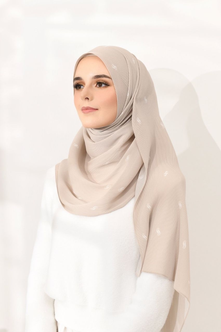 Sample - Monogram Wide Pleats Shawl (Creative Beige)