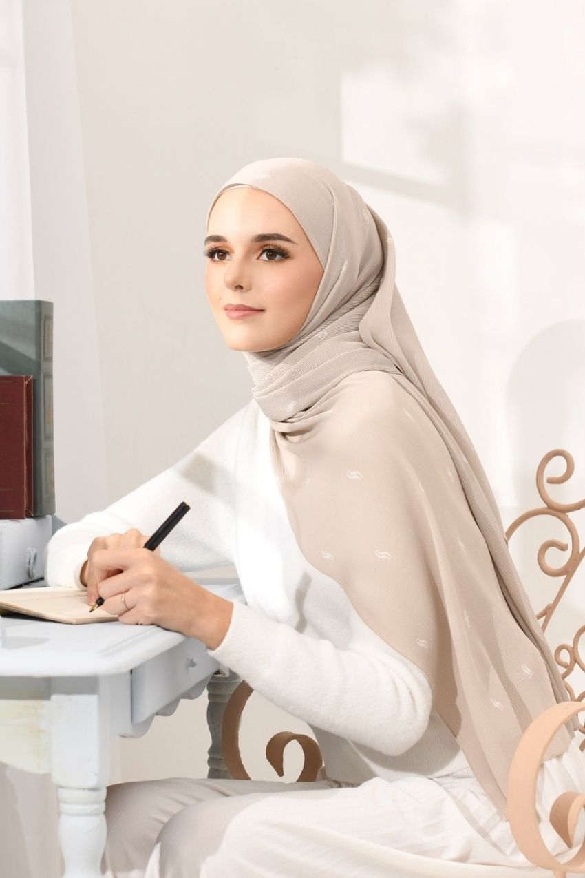 Sample - Monogram Wide Pleats Shawl (Creative Beige)