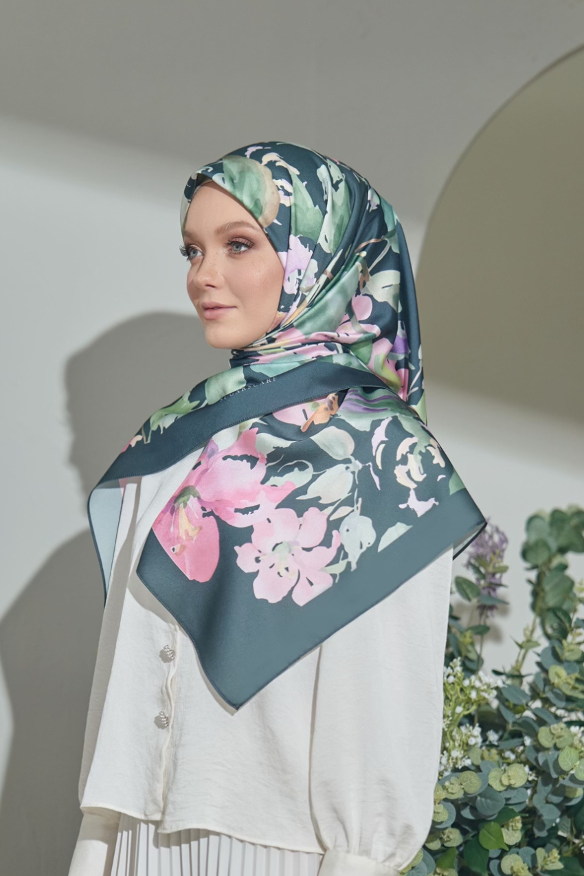YES ( Square ) Paint in Bloom Mixed Satin Silk Scarf ( GOSSIP )
