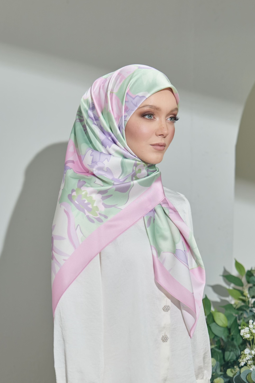 YES ( Square ) Paint in Bloom Mixed Satin Silk Scarf ( TRUST )