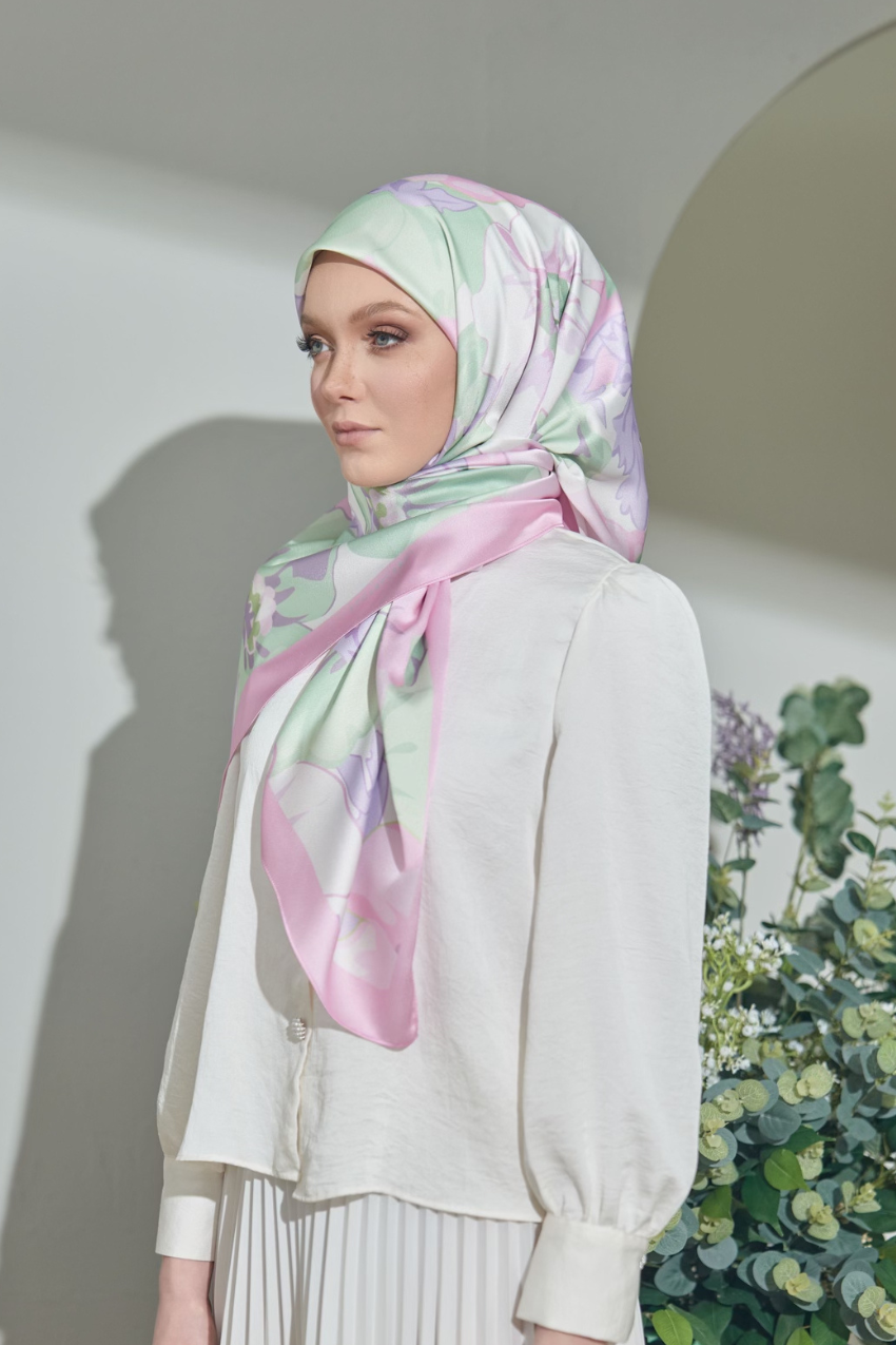 YES ( Square ) Paint in Bloom Mixed Satin Silk Scarf ( TRUST )